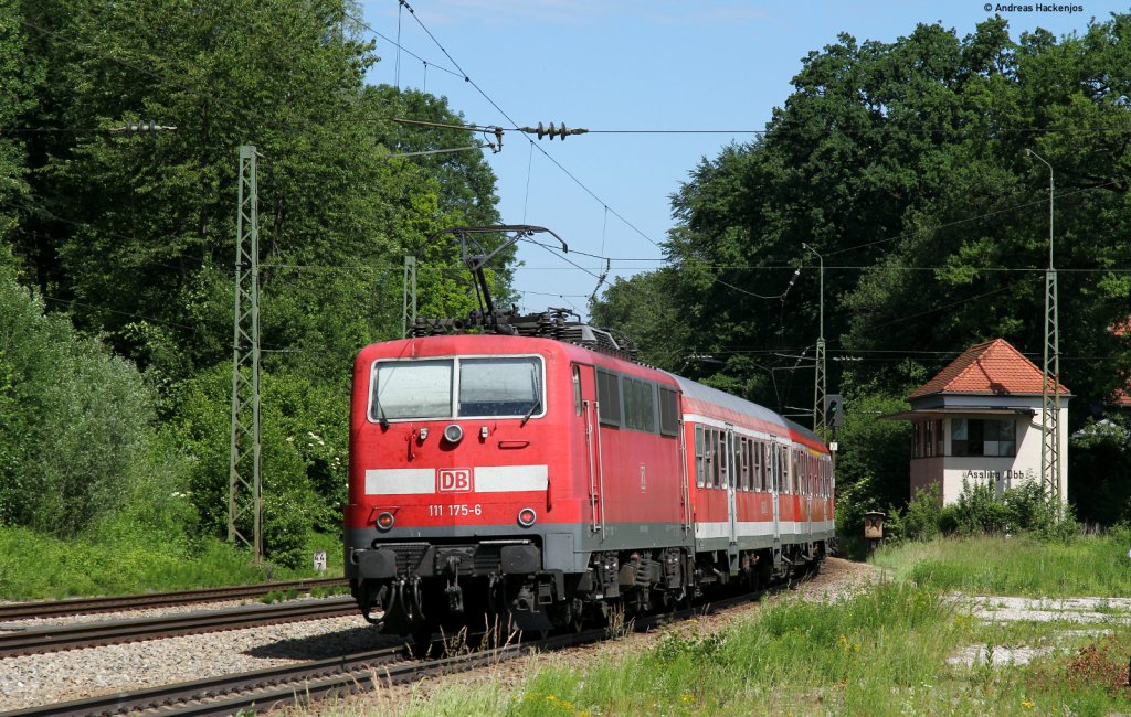 RE 79018 (Salzburg Hbf-M�nchen Hbf) mit Schublok 111 175-6 in A�ling 4.6.11