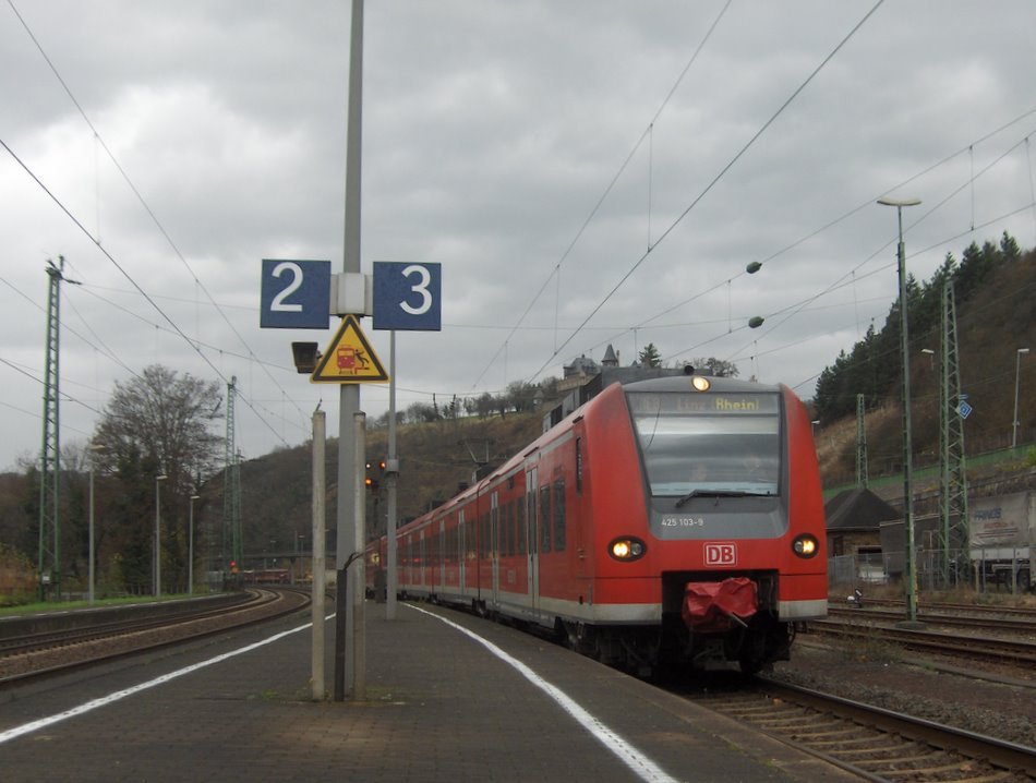 RE 8 von M´Gladbach nach Linz(Rhein) (aufgrund von Bauarbeiten zwischen Linz und Neuwied) bei der Einfahrt auf Gleis 3 in Linz(Rhein)