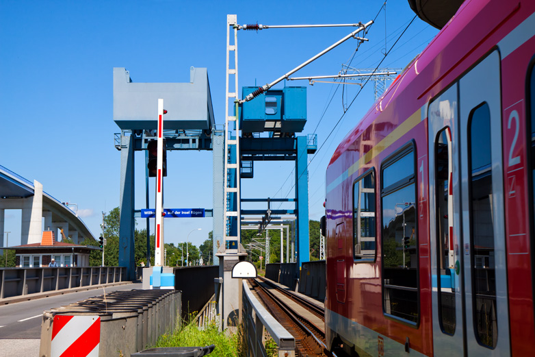 RE 9 nach Binz und links die zweite Strelasundquerung zu erkennen - 05.07.2011