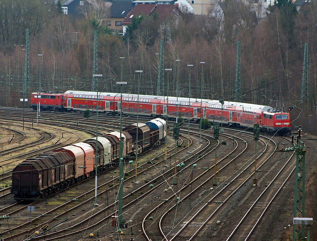 RE 9 (Rhein-Sieg-Express) Aachen - Kln - Siegen am 16.01.2010 kurz vor der Einfahrt in den Bahnhof Betzdorf. Auffallend ist die Sandwich-Bespannung mit Zuglok 111 015-4 und Schublok 111 009-7, der Grund die Probleme mit dem Bombardier Talent 2. Ab 12. Dez. 2010 sollte der Talent 2 die Strecke bedienen. Um die Fahrzeitreduzierung um ca. 3 min. zu Gewhrleisten setzte die DB Regio nun auf Doppeltraktion, brachte aber nicht den gewschten Erfolg.