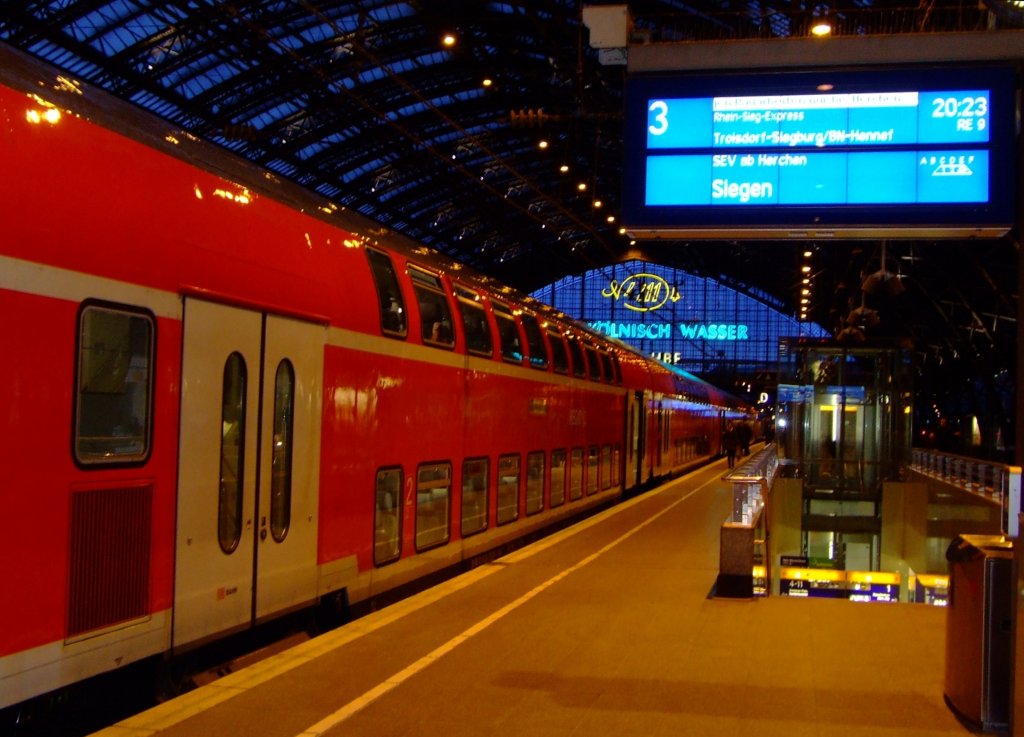 RE 9 (Rhein-Sieg-Express) im Klner Hbf am 03. April 2010 kurz vor der Abfahrt (um 20:23 Uhr)in Richtung Siegen.