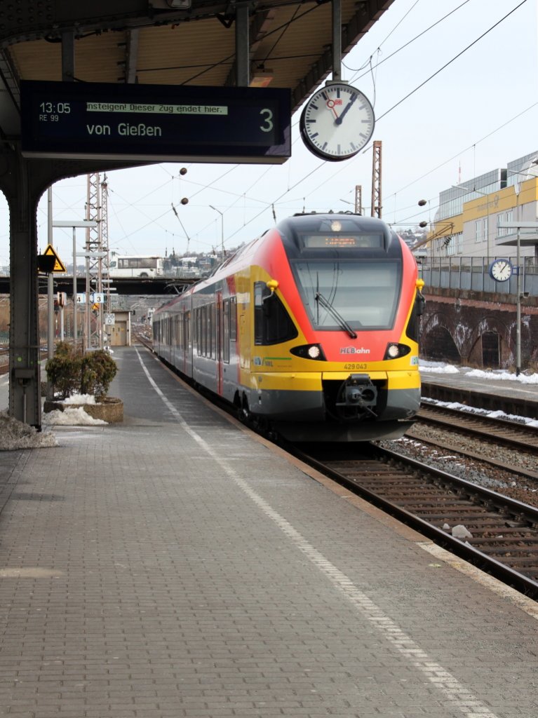 RE 99 (Gieen - Siegen Hbf) der Hessischen Landesbahn (HLB) fhrt gerade in den Siegener Hbf ein. 16.03.2013.