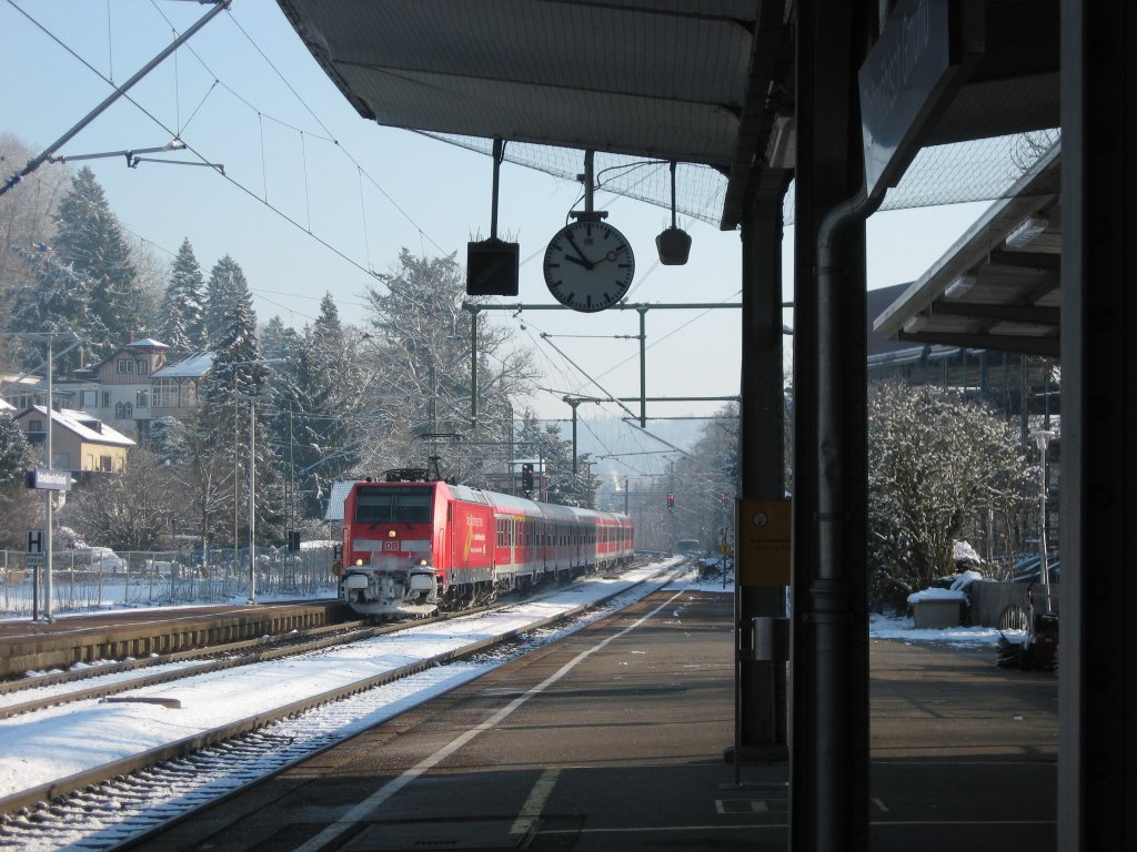 RE Aalen-Stuttgart hlt am 10.2.13 in Schwbisch Gmnd. 146+n-Wagen+Steuerwagen Wittenberg.