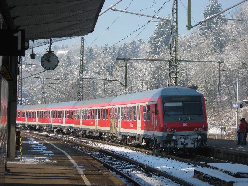 RE Aalen-Stuttgart hlt am 10.2.13 in Schwbisch Gmnd. 146+n-Wagen+Steuerwagen Wittenberge.