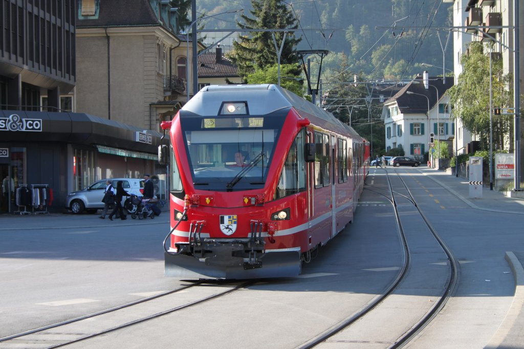 RE aus Arosa bei der Einfahrt in den Bahnhof Chur.29.09.11