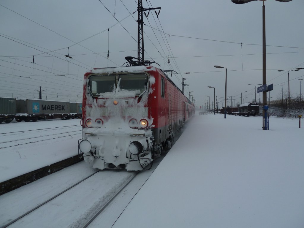 RE aus Elsterwerda bei der Einfahrt in den Halt Dresden Friedrichstadt.
Dresden 28.12.10