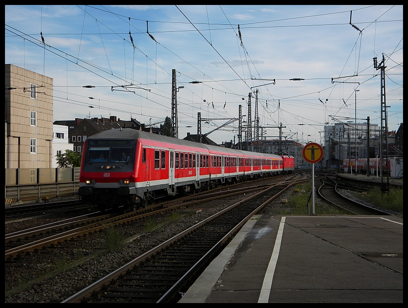 RE aus Wolfsburg mit Wittenberger voraus und Schublok 112 129 bei der Einfahrt in Hannover Hbf