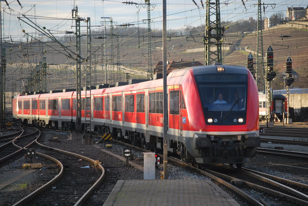 RE Frankfurt/Main - Wrzburg kommt in der Endstation an. 29. Dezember 2012. Wagen Bpyz 456.