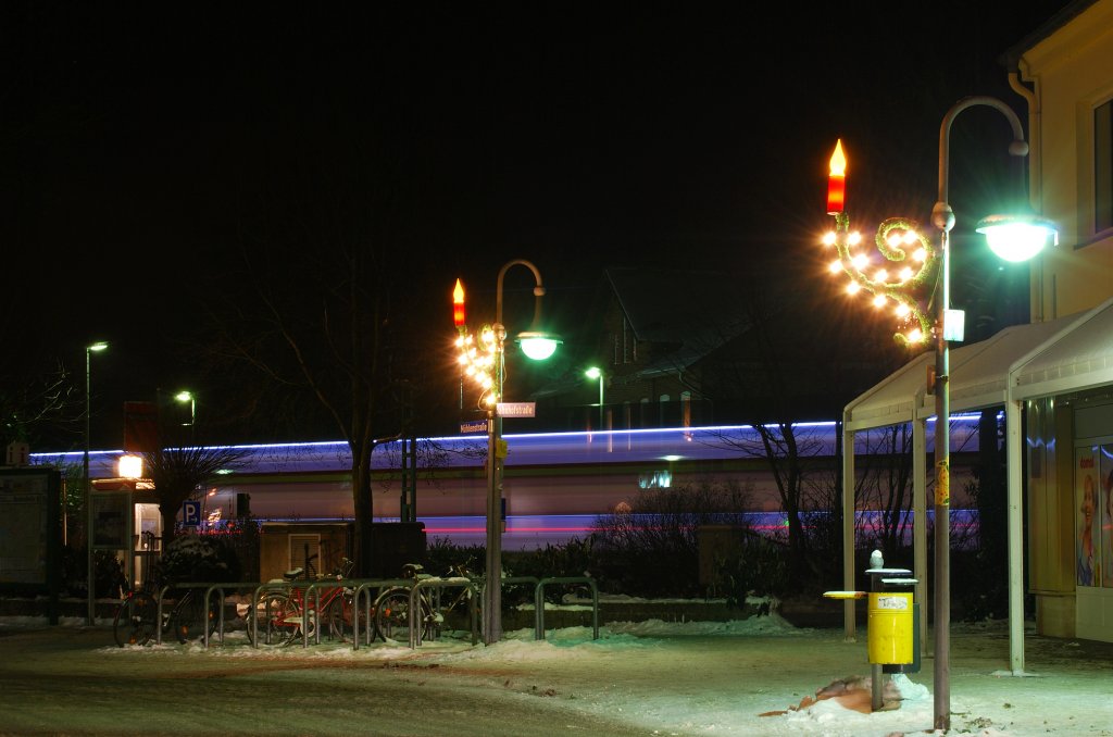 RE Kiel-Hamburg erreicht das Weihnatliche Bordesholm.