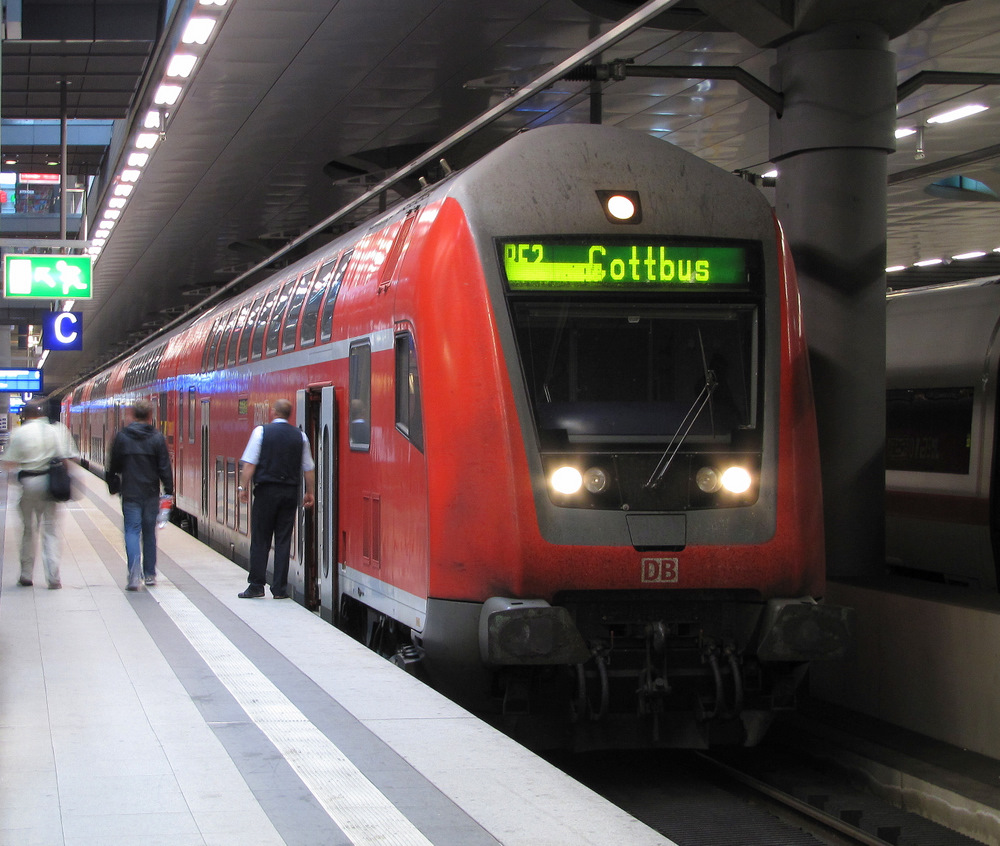 RE der Linie 2 steht hier mit dem Umleiterzug im Berliner Hbf(tief) bereit. Seine Reise wird ihn nach Cottbus ber Berlin Potsdamer Platz, Berlin Sdkreutz und Calau fhren. 12.06.2010