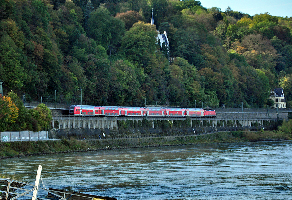 RE mit Dostos und Steuerwagen in Front am Rheinufer kurz vor Remagen - 14.10.2011