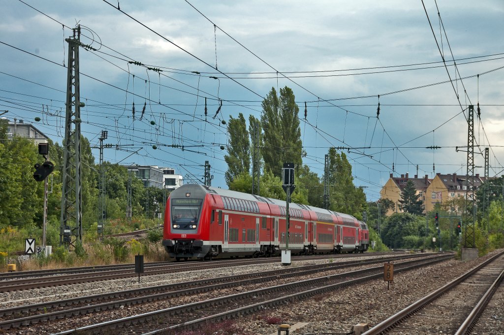 RE von Mhldorf kommend nach Mnchen Hbf, am 03.08.2010 bei der Durchfahrt durch Mnchen Heimeranplatz.