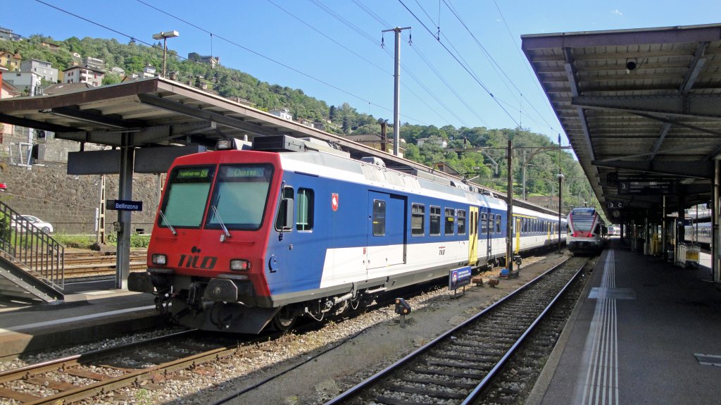RE nach Chiasso mit dem RBDe 560 129-9  Sonvilier  am 31.05.10, ca. 10 Minuten vor Abfahrt in Bellinzona.