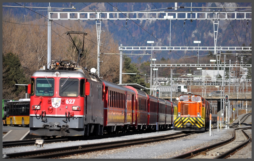 RE nach Disentis mit Ge 474 II 627  Malans  und Gm 4/4 241 in Untervaz-Trimmis. (30.11.2011)