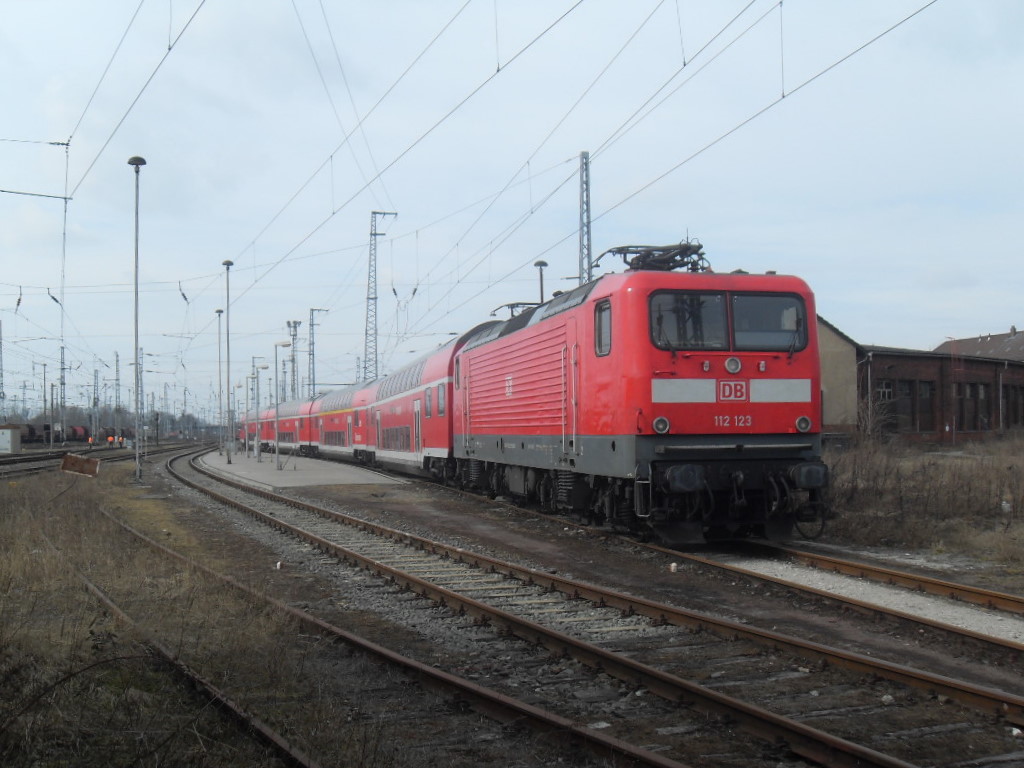 RE der nach Knigswusterhausen fhrt stand am 10.03.2011 auf Grund des Streiks in Stendal.112 123 mit 5 Dostos.