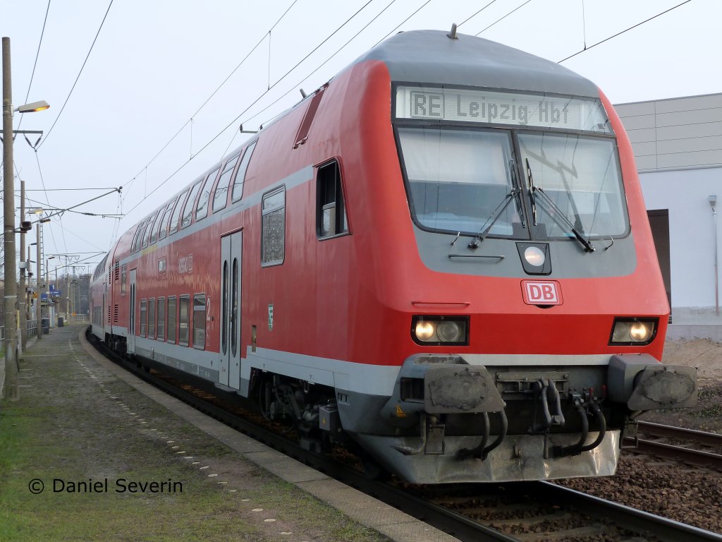 RE nach Leipzig HBF. bei dem Halt in Dresden Cotta aufgrund eines Roten Signals.
Nette Gre an den TF mit dem wir durch Fenster geplaudert haben :).
25.03.11