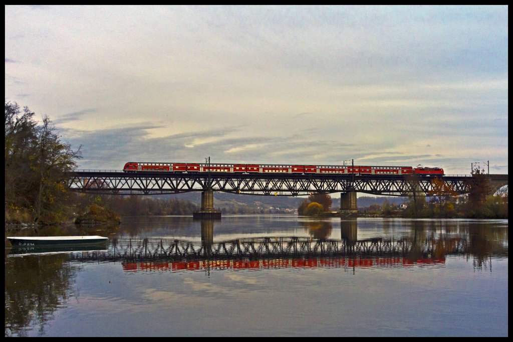RE nach M�nchen beim �berqueren der Donau nahe Mariaort. (10.11.12)