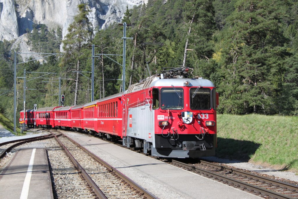 RE nach Scuol-Tarasp bei der Einfahrt in die Station Versam/Safien.16.09.11