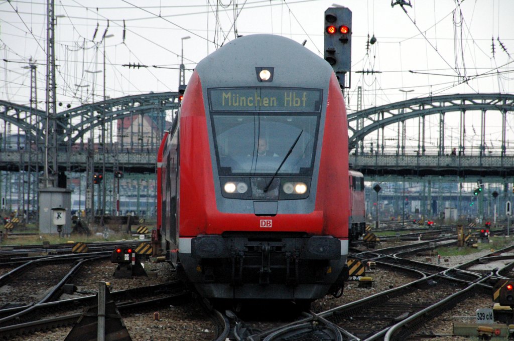 RE von Nrnberg via Regensburg und Landshut nach Mnchen, hier am 18.04.10 bei der Einfahrt in den Mnchener Hbf.