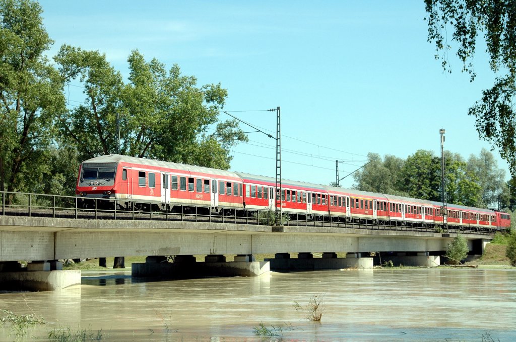 RE von Passau nach M�nchen am 06.06.2010 bei der Isar�berquerung kurz vor Plattling.