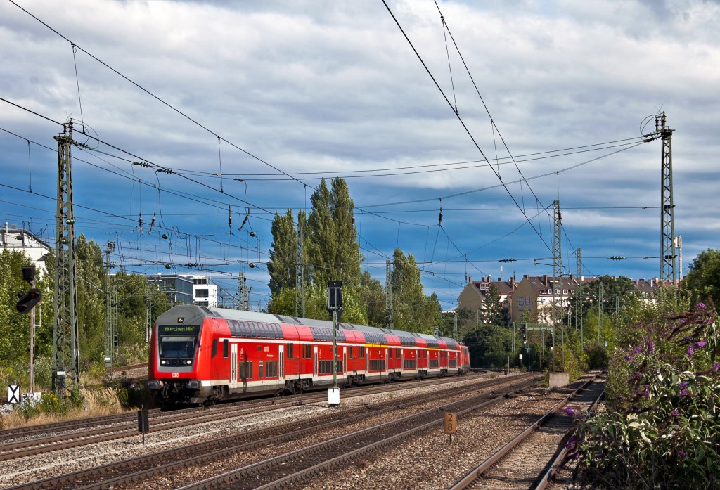 RE von Salzburg nach Mnchen am 15.08.2010 bei der Durchfahrt durch Mnchen Heimeranplatz.