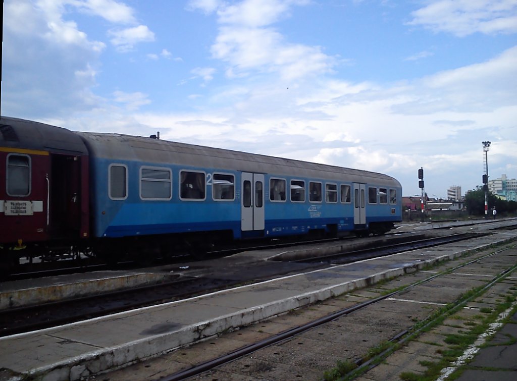 RE-Wagen im Bahnhof Targu Mures am 5.06.2013 wartet darauf in Richtung Razboieni wegzufahren.