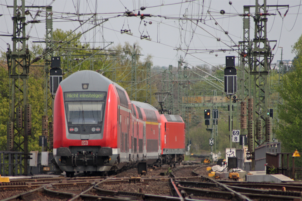 RE1 (10129) mit Zuglok 146 017-9 nach Hamm (auch wenn das FIS sich selbststndig gender hat) bei der Ausfahrt in Aachen Hbf. 25.4.10