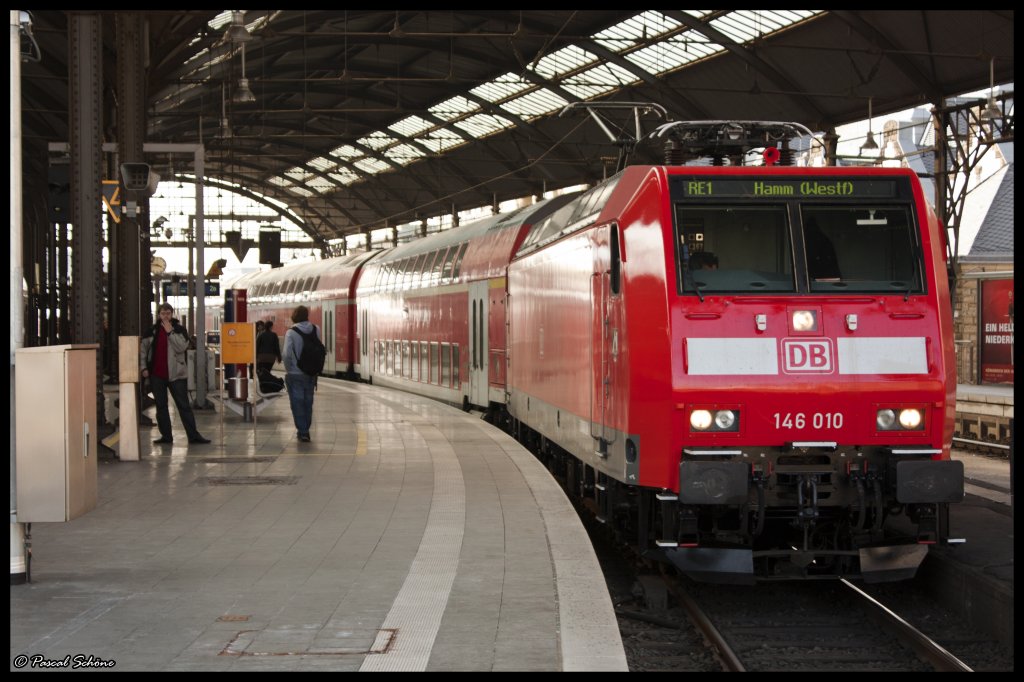 RE1 in Aachen auf seine Abfahrt wartend. Zuglok war 146 010.
27.03.11 14:44