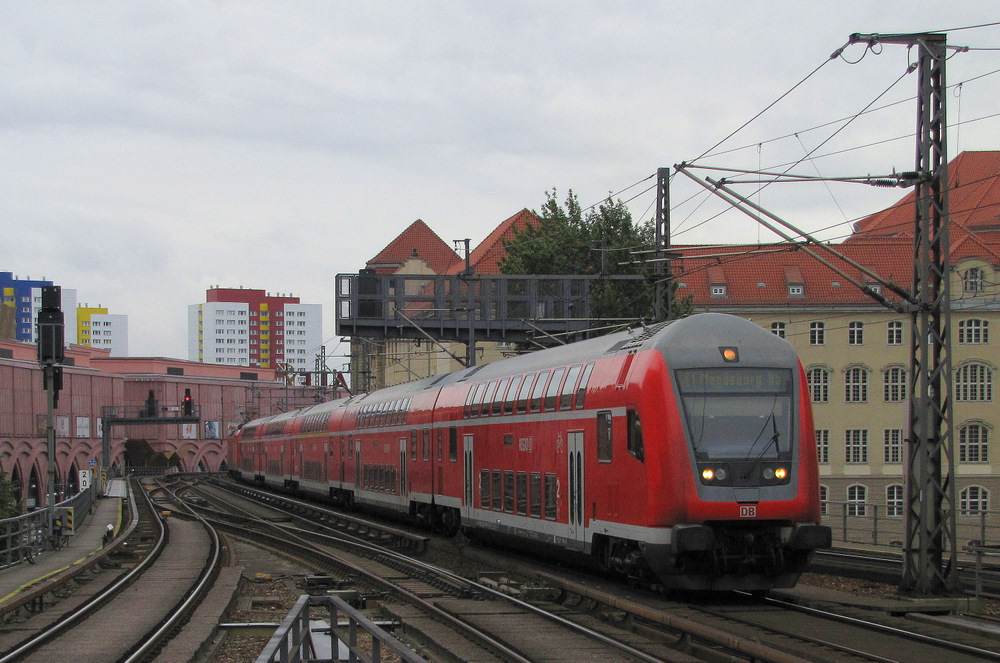 RE1 von Frankfurt/Odr nach Magdeburg Hbf fhrt hier gerade in den Bahnhof Berlin Friedrichstrae ein. 12.06.2010