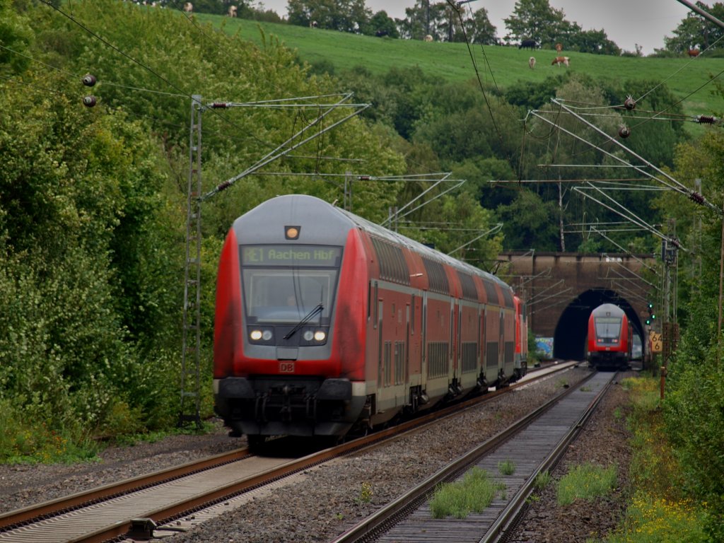 RE1 geschoben von 111 157-4 begegnete gerade vor dem Eilendorfer Bahnhof 146 018-7 die mit  RE1 im Eilendorfer Tunnel verschwindet.