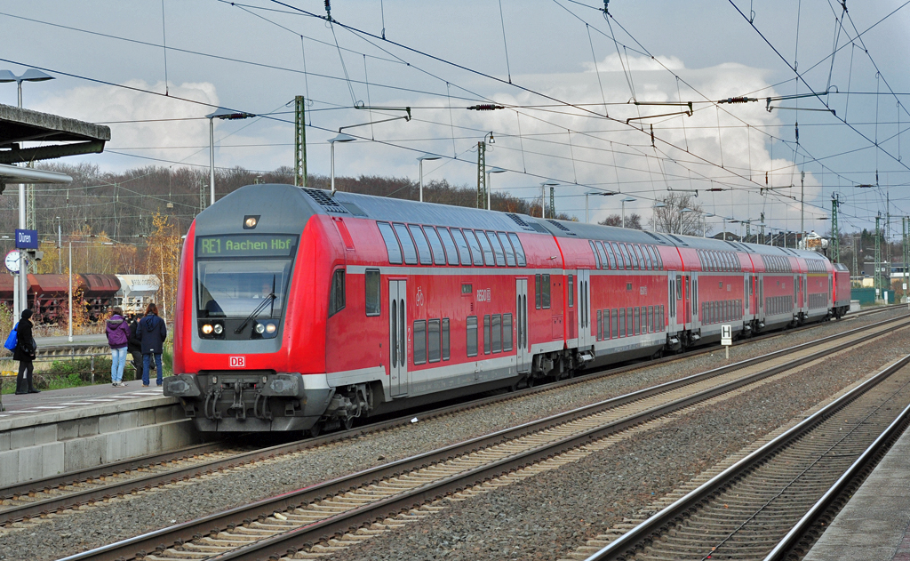 RE1 nach Aachen Hbf bei der Einfahrt in den Bf Dren,  angetrieben  von der 146 016-1 - 27.11.2010