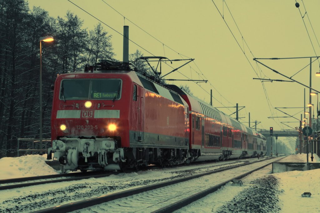 RE1 nach Hamburg wird gezogen von der 120 203 hier beim Halt in Pritzier. 12.01.2010