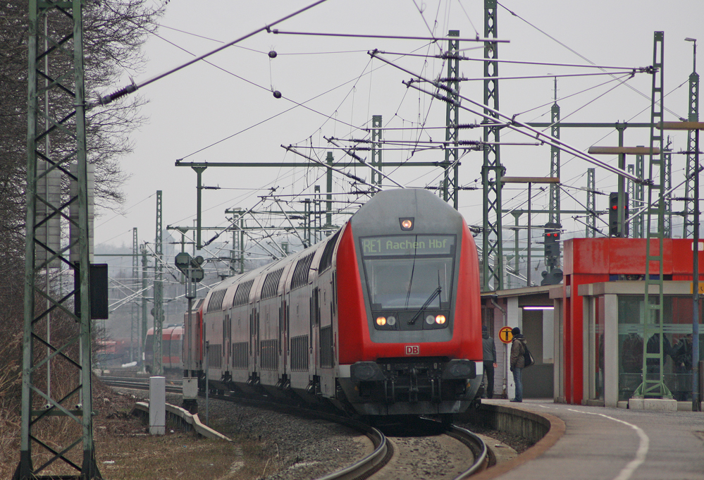 RE10120 (+20 | berholung durch den FV) mit Schublok 146 029-4 bei der Einfahrt in Stolberg Hbf, 20.2.11