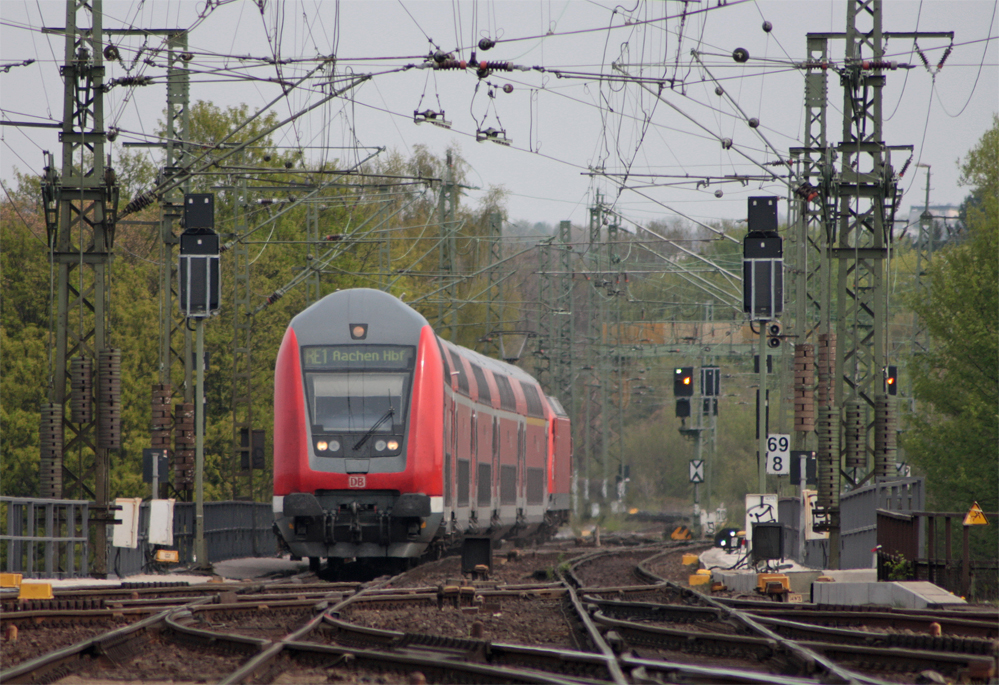RE10120 aus Hamm mit Schublok 146 017-9 und 45 Minuten Versptung bei der Einfahrt in Aachen Hbf, 25.4.10