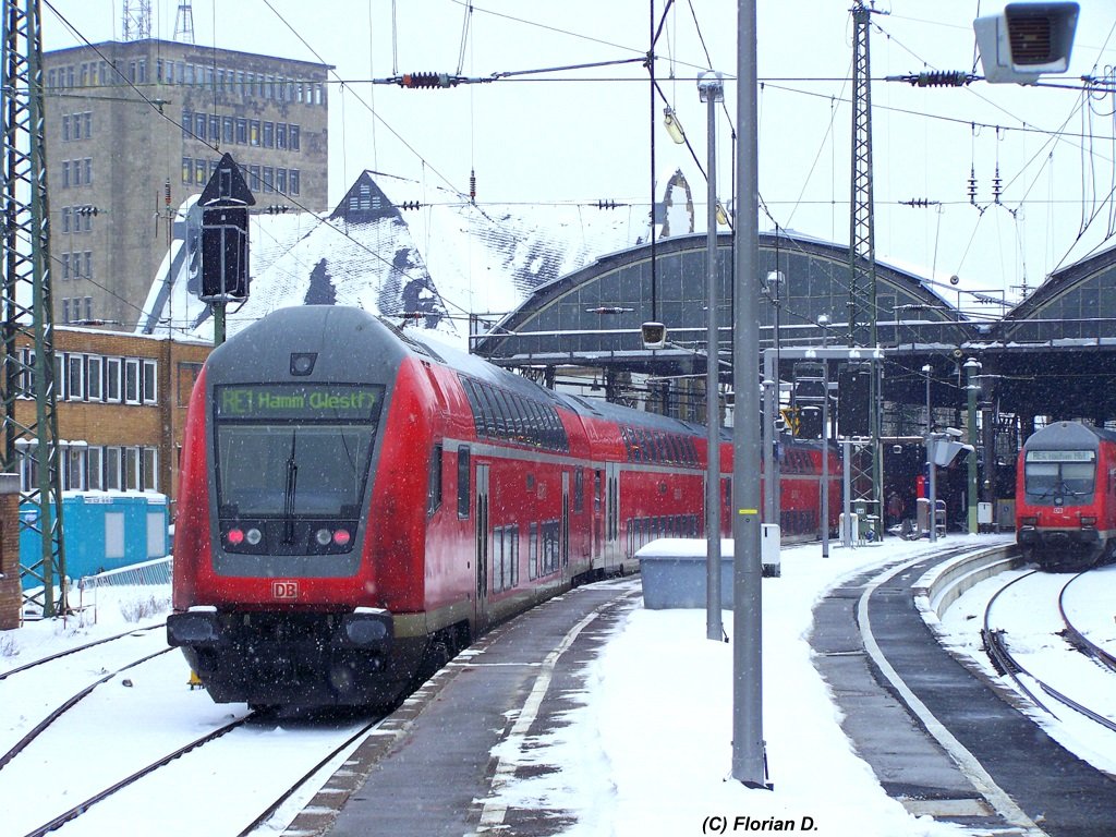 RE10127 (RE1) bei der bereitstellung in Aachen Hbf. Herein gezogen von 146 011-2 am 14.02.2010