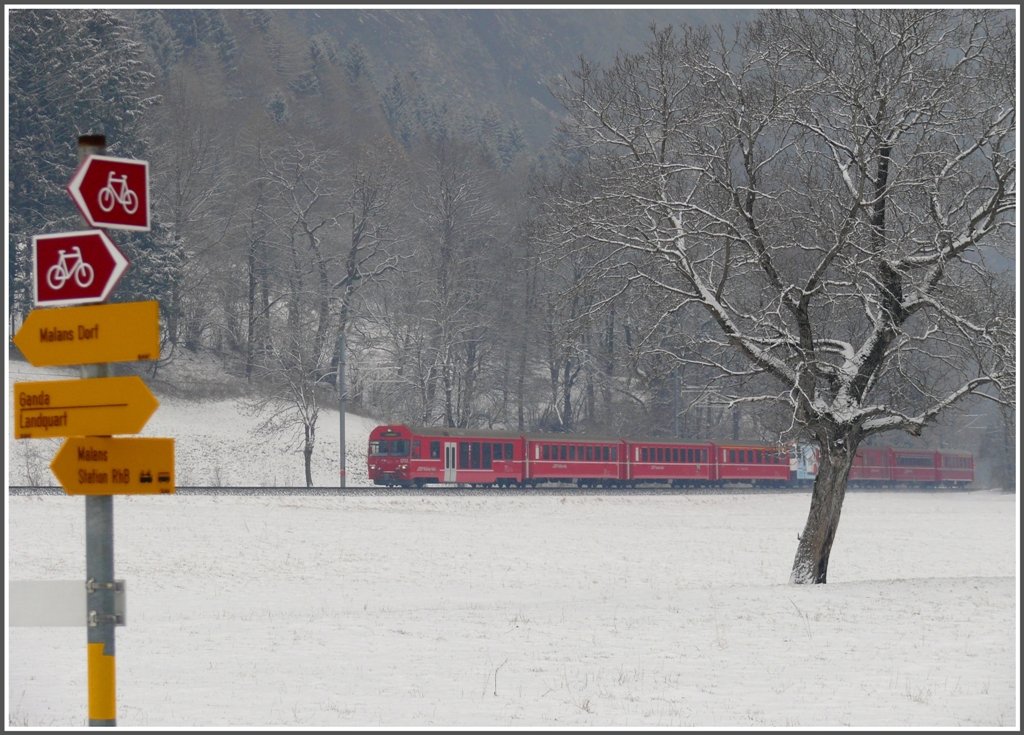RE1024 aus Davos mit Steuerwagen 1751 und Ge 4/4 III 644  Savognin  fhrt aus der Klus Richtung Malans. (11.03.2010)