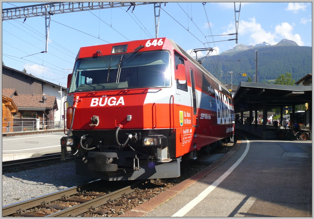 RE1025 mit Ge 4/4 III 646  Sta. Maria Val Mstair  steht abfahrbereit in Klosters. BGA heisst Bndner Generalabonnement und ist ein Fahrausweis fr ganz Graubnden erhltlich fr einen Monat oder ein Jahr.(26.06.2010)