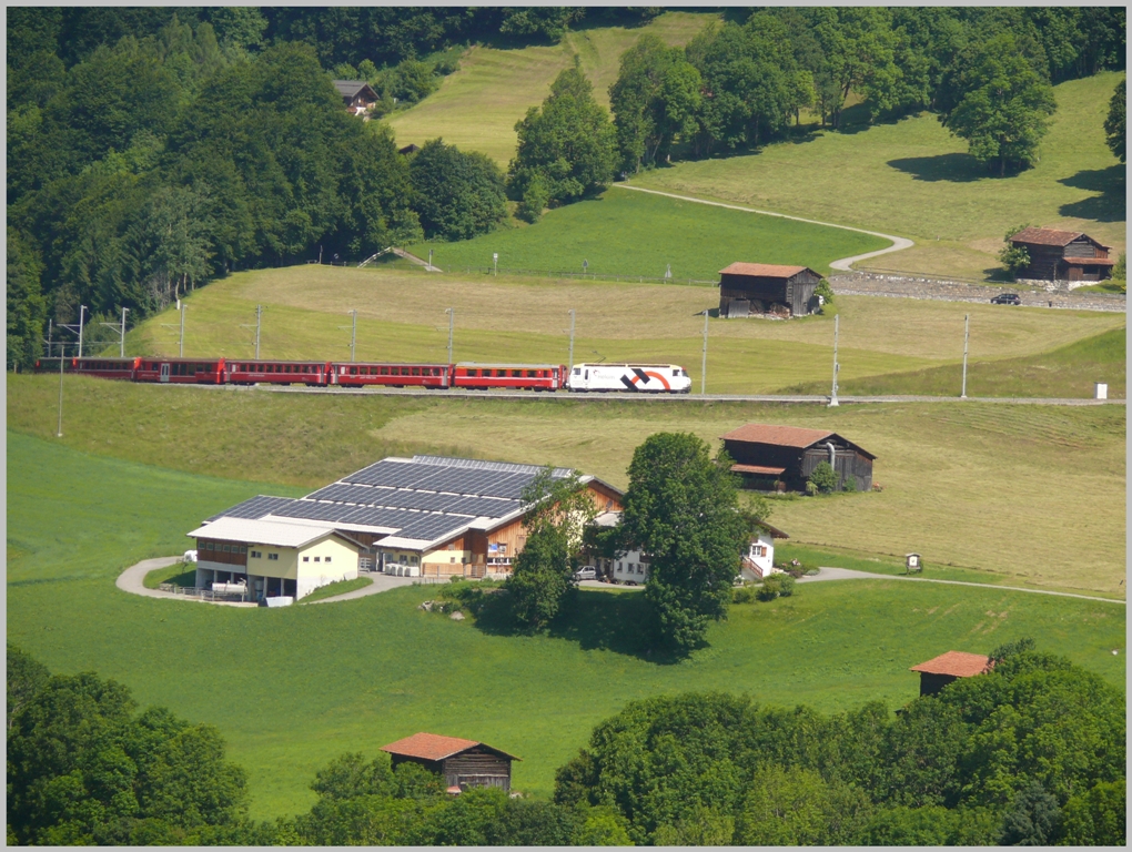 RE1029 mit Ge 4/4 III 649  Lavin  erscheint bei Klosters Dorf auf der Bildflche. (26.06.2010)
