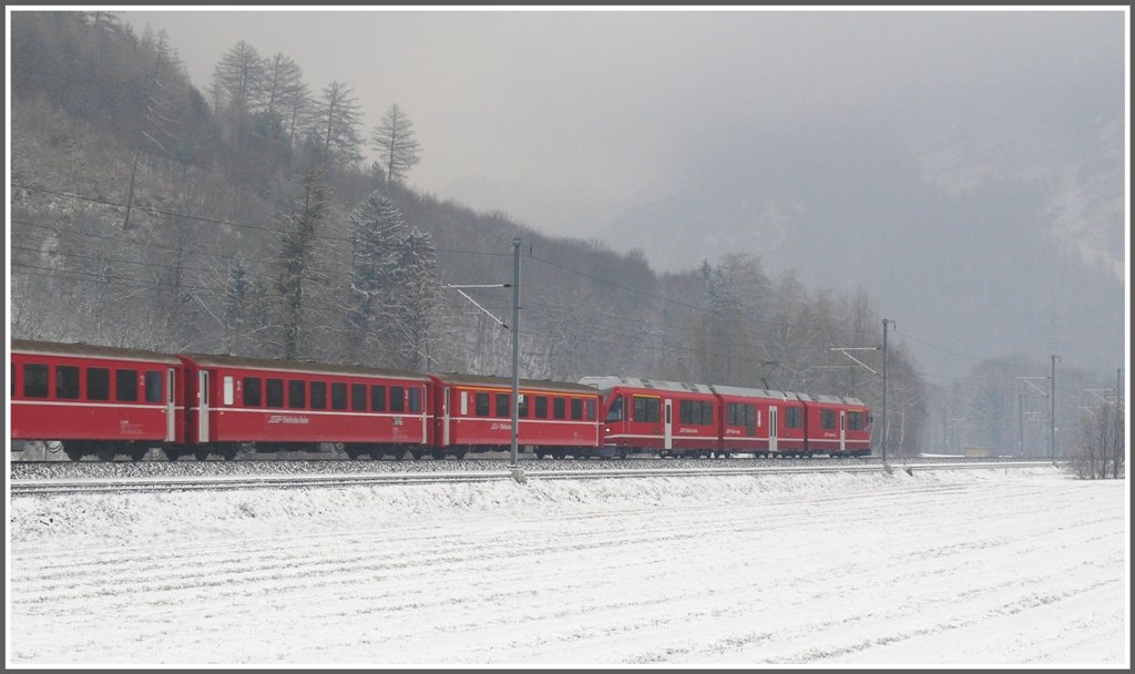 RE1029 nach Davos Platz wird heute planmssig vom ABe 8/12 3502 bei Malans Richtung Klus gezogen. (11.03.2010)