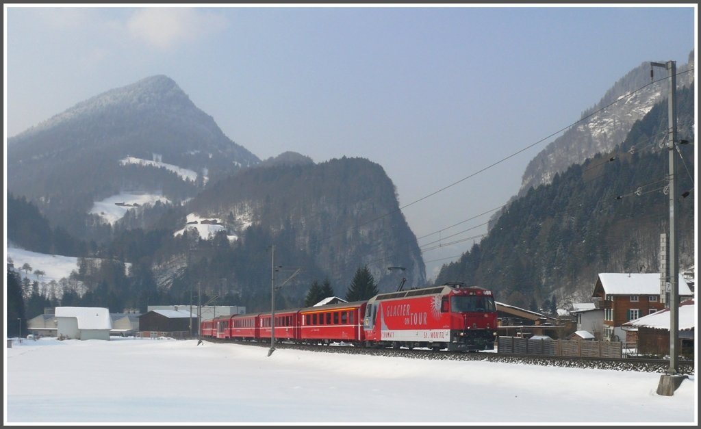 RE1033 mit Ge 4/4 III 651  Fideris  hat die Klus im Hintergrund durchfahren und befindet sich jetzt bei Seewis Pardisla im Prttigau. (12.02.2010)