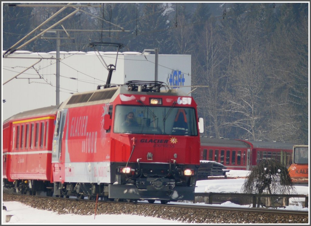 RE1033 nach Davos Platz bei Seewis-Valzeina mit Ge 4/4 III 651  Fideris . (12.02.2010)