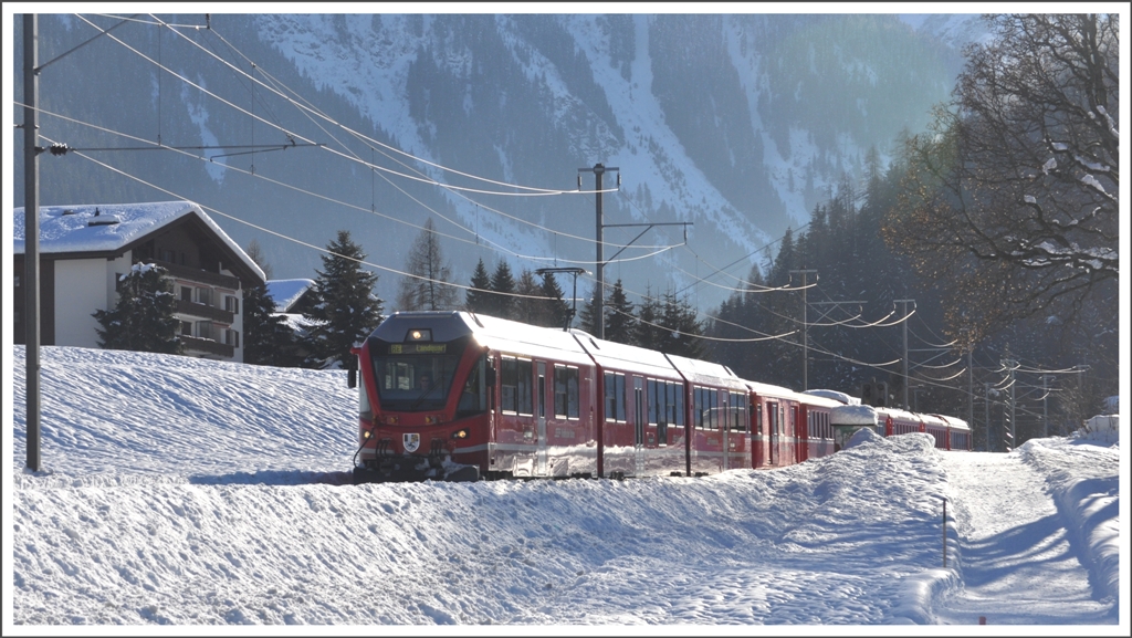 RE1036 mit ABe 8/12 3511 bei Klosters Dorf. (23.12.2011)