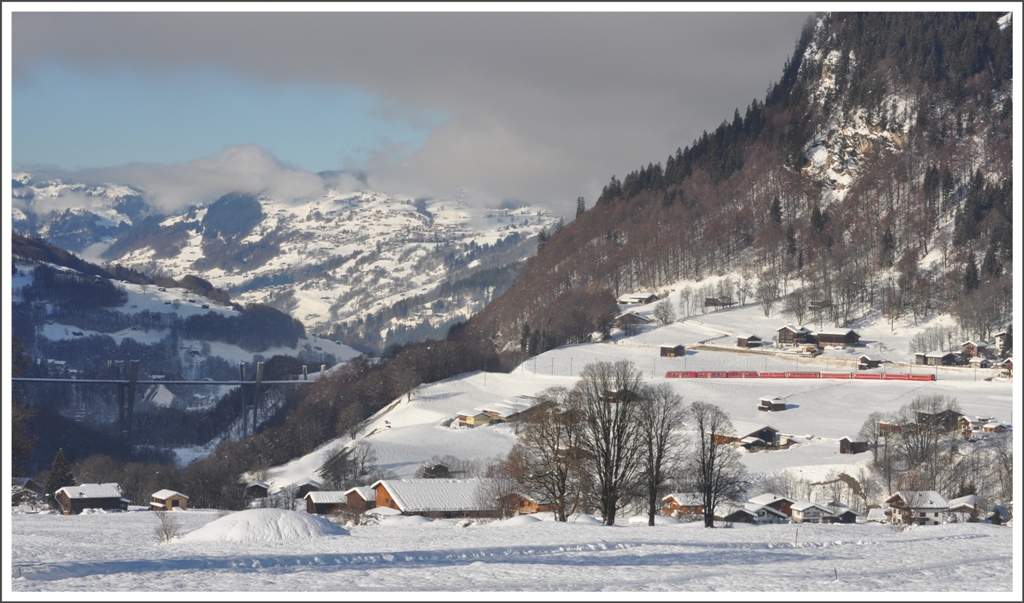 RE1036 mit der Sunnibergbrcke unterhalb von Klosters Dorf. (23.12.2011)