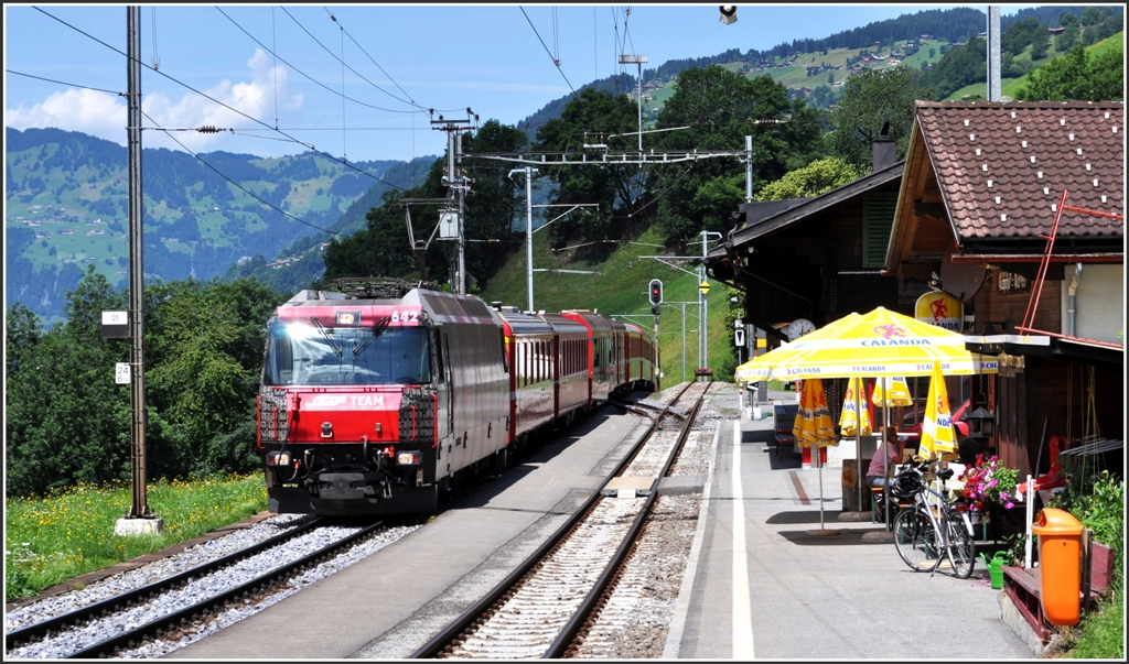 RE1037 nach Davos Platz mit Ge 4/4 III 642  Breil/Brigels  durchfhrt Saas im Prttigau ohne Halt. (05.07.2012)
