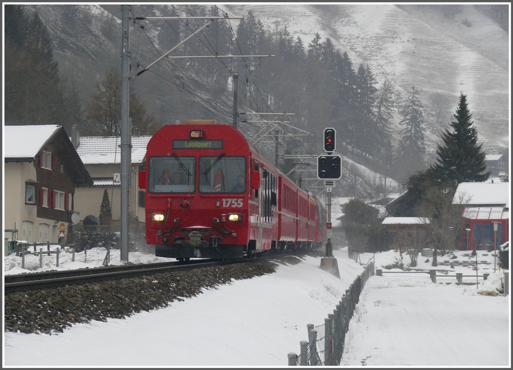 RE1040 aus Davos Platz mit Steuerwagen 1755 zwischen Grsch und Seewis-Valzeina. (10.02.2010)