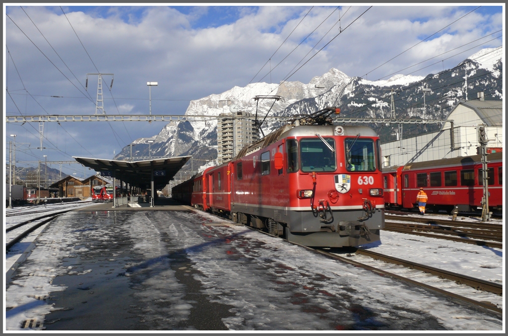 RE1040 mit Ge 4/4 II 630  Trun  verlsst Landquart Richtung Chur. (20.12.2010)