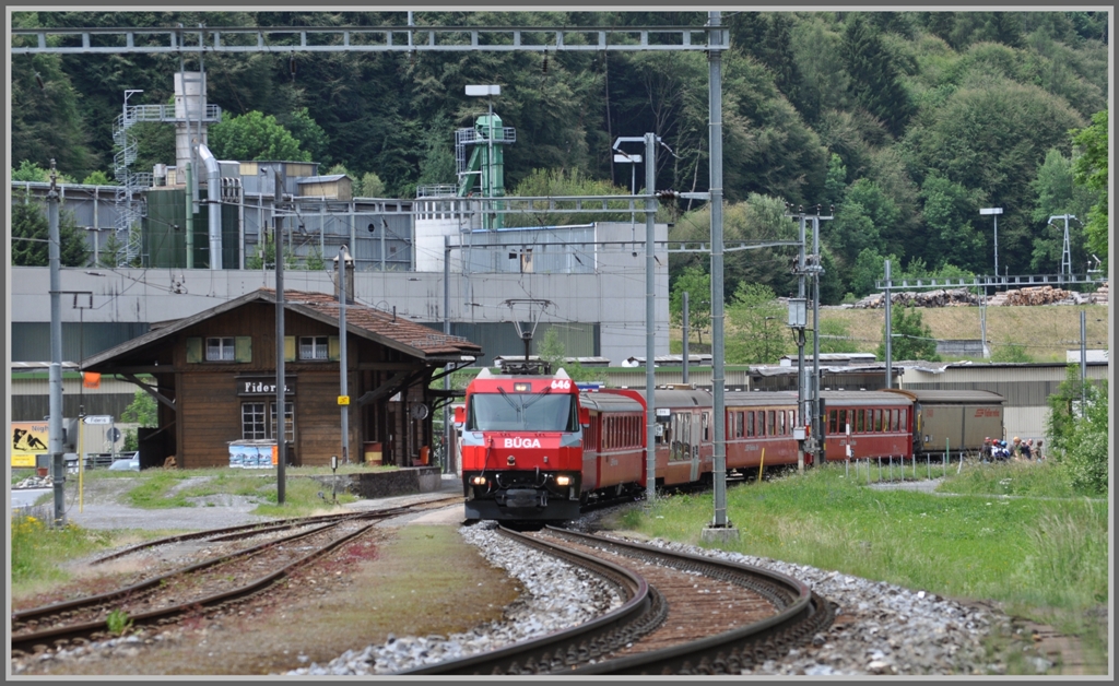 RE1041 mit Ge 4/4 III 646  Sta.Maria/Val Mstair  durchfhrt die Station Fideris. (07.06.2011)