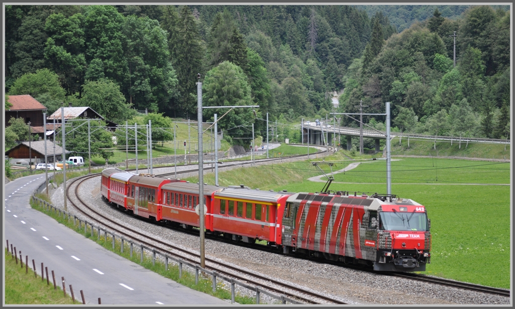 RE1041 mit Ge 4/4 III 642  Breil/brigels  nach Davos Platz durchfhrt die Ausweichstelle Fuchsenwinkel. (07.06.2011)