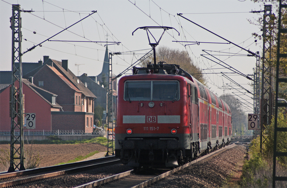 RE10415 aus Aachen nach Dortmund mit Schublok 111 151-7 am Km 29.0 der KBS485 zwischen Geilenkirchen und Lindern 18.4.10