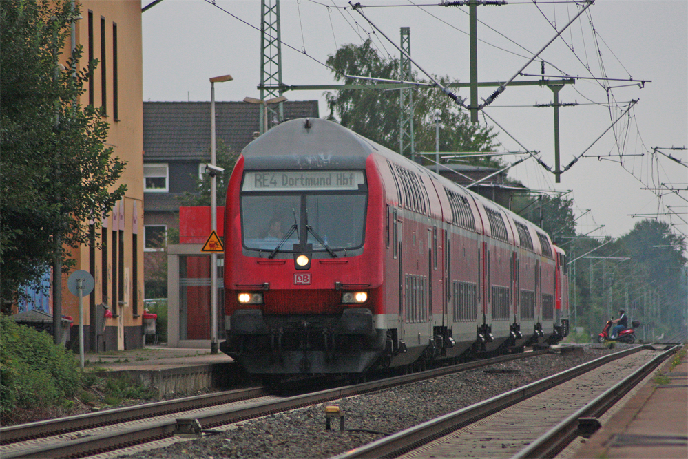 RE10419 aus Aachen nach Dortmund mit Schublok 111 010 in Lindern, 15.8.10